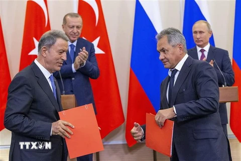 Tổng thống Nga Vladimir Putin (phải, phía sau) và người đồng cấp Thổ Nhĩ Kỳ Recep Tayyip Erdogan (trái, phía sau) chứng kiến lễ trao đổi thỏa thuận về Syria giữa Bộ trưởng Quốc phòng Nga Sergei Shoigu (phải, phía trước) và người đồng nhiệm Thổ Nhĩ Kỳ Hulu