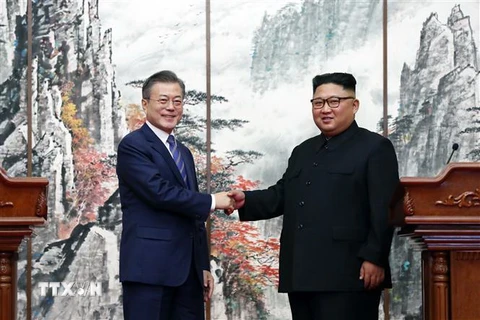 Nhà lãnh đạo Triều Tiên Kim Jong-un (phải) và Tổng thống Hàn Quốc Moon Jae-in trong cuộc họp báo chung thông báo kết quả cuộc hội đàm thượng đỉnh tại Bình Nhưỡng ngày 19/9/2018. Ả(nh: THX/TTXVN)