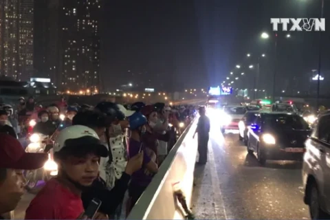 [Video] Xe máy đâm vào xe tải trên cầu Sài Gòn, hai người tử vong 