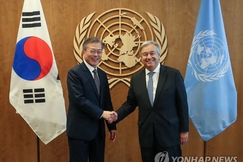 Tổng thống Hàn Quốc Moon Jae-in (trái) và Tổng thư ký Liên hợp quốc Antonio Guterres. (nguồn: Yonhap)