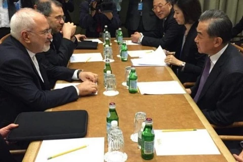 Ngoại trưởng Trung Quốc Vương Nghị (phải) và người đồng cấp Iran Mohammad Javad Zarif. (Nguồn: en.mehrnews.com)