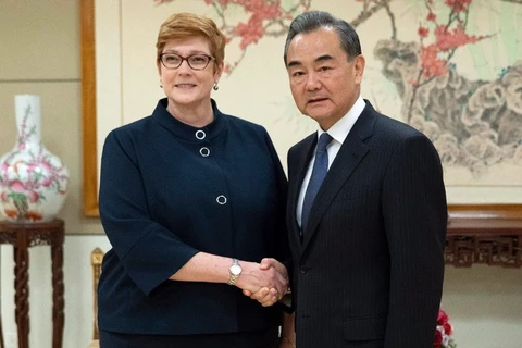Ngoại trưởng Trung Quốc Vương Nghị (phải) và người đồng cấp Australia Marise Payne. (Nguồn: twitter.com)