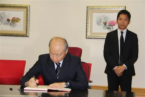 Đại sứ Trung Quốc tại Israel ông Zhan Yongxin ký sổ tang tại lễ viếng Chủ tịch nước Trần Đại Quang tại Đại sứ quán VN tại Israel. (Ảnh: Việt Thắng/TTXVN)