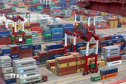 Hàng hóa được xếp tại cảng ở Thanh Đảo, tỉnh Sơn Đông, Trung Quốc. (Ảnh: EPA-EFE/TTXVN)