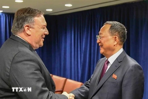 Ngoại trưởng Mỹ Mike Pompeo (trái) trong cuộc gặp Ngoại trưởng Triều Tiên Ri Yong-ho bên lề Khóa họp 73 Đại hội đồng LHQ ở New York (Mỹ) ngày 26/9/2018. (Ảnh: Yonhap/TTXVN)