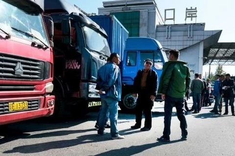 Xe tải của Trung Quốc chờ ở cảng để chuẩn bị vận chuyển hàng hóa tới Triều Tiên. (Nguồn: Getty Images)