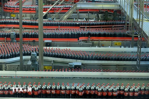 Dây chuyền sản xuất nước ngọt Coca-Cola. (Ảnh: AFP/TTXVN)