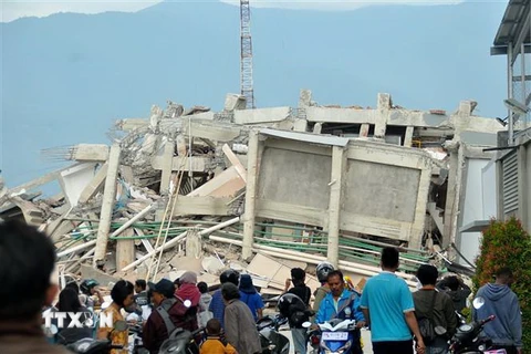 Những căn nhà bị phá hủy trong động đất, sóng thần ở Palu, đảo Sulawesi, Indonesia ngày 29/9/2018. (Ảnh: AFP/TTXVN)