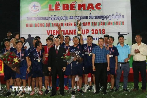Ban Tổ chức trao cúp Vientiane Cup 2018 cho đội vô địch. (Ảnh: TTXVN)