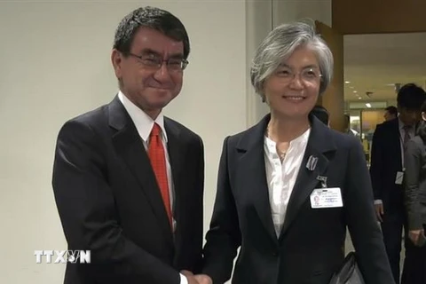 Ngoại trưởng Hàn Quốc Kang Kyung-wha (phải) hội đàm với Ngoại trưởng Nhật Bản Taro Kono bên lề Khóa họp 73 Đại hội đồng Liên hợp quốc ở New York, Mỹ ngày 26/9. (Ảnh: Yonhap/TTXVN)