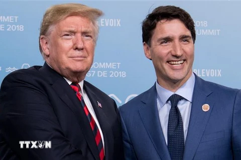 Thủ tướng Canada Justin Trudeau (phải) và Tổng thống Mỹ Donald Trump tại cuộc gặp ở Quebec (Canada) ngày 8/6. (Ảnh: AFP/TTXVN)