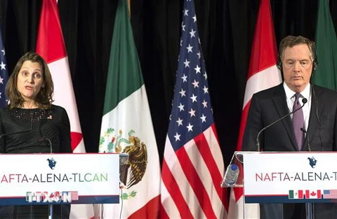 Ngoại trưởng Canada Chrystia Freeland (trái) và Đại diện Thương mại Mỹ Robert Lighthizer tại cuộc họp báo ở Montreal, Canada ngày 29/1/2018. (Ảnh: AFP/TTXVN)