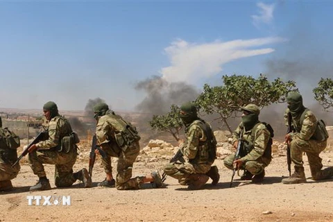 Các tay súng nổi dậy thuộc Mặt trận Giải phóng Quốc gia (NLF) ở Syria trong một buổi huấn luyện ở tỉnh Idlib ngày 11/9. (Ảnh: AFP/TTXVN)