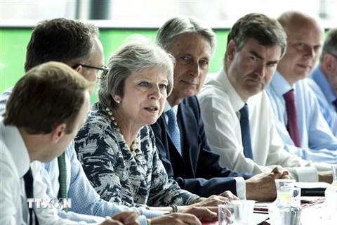 Thủ tướng Anh Theresa May (thứ 3, trái) trong phiên họp nội các ở Gateshead, Đông Bắc Anh ngày 23/7. (Ảnh: AFP/TTXVN)