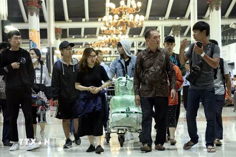 [Video] 10 sinh viên Việt Nam bị kẹt tại Palu về đến Jakarta an toàn