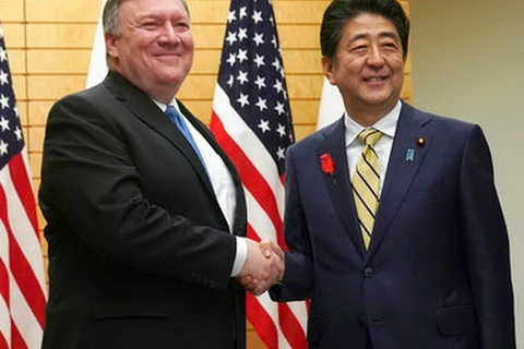 Ngoại trưởng Pompeo (trái) và Thủ tướng Nhật Bản Shinzo Abe tại Tokyo ngày 6/10. (Nguồn: AP)