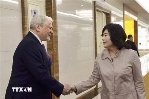 Thứ trưởng Ngoại giao Triều Tiên Choe Son-hui (phải) tại cuộc gặp một quan chức của Đại sứ quán Nga ở sân bay quốc tế Bình Nhưỡng, trước khi khởi hành chuyến thăm Nga và Trung Quốc ngày 4/10. (Ảnh: Kyodo/TTXVN)