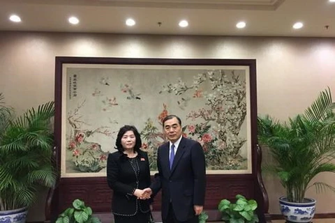 Thứ trưởng Ngoại giao Triều Tiên Choe Son-hui (trái) và người đồng cấp Trung Quốc Khổng Huyễn Hựu. (Nguồn: Yonhap)