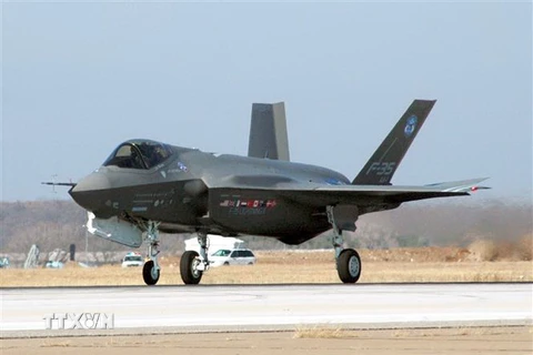Máy bay F-35 của Mỹ do tập đoàn Lockheed Martin sản xuất trong một chuyến bay thử nghiệm tại Fort Worth, bang Texas. (Ảnh: AFP/TTXVN)