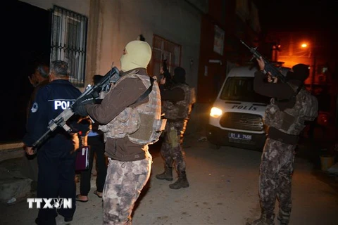 Cảnh sát Thổ Nhĩ Kỳ bắt giữ các phần tử tình nghi khủng bố tại Adana. (Ảnh: AFP/TTXVN)