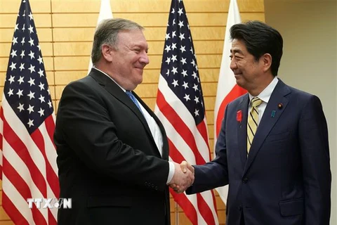 Ngoại trưởng Mỹ Mike Pompeo (trái) và Thủ tướng Nhật Bản Shinzo Abe (phải) tại cuộc gặp ở Tokyo ngày 6/10/2018. (Ảnh: AFP/TTXVN)
