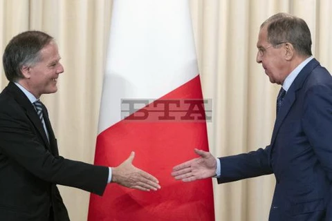Ngoại trưởng Sergey Lavrov (phải) và người đồng cấp Italy Enzo Moavero Milanesi tại Moskva ngày 8/10. (Nguồn: AP)