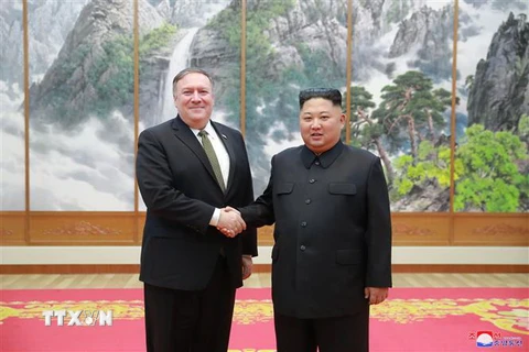 Ngoại trưởng Mỹ Mike Pompeo (trái) và nhà lãnh đạo Triều Tiên Kim Jong-un tại cuộc gặp ở Bình Nhưỡng ngày 7/10. (Ảnh: Yonhap/TTXVN)