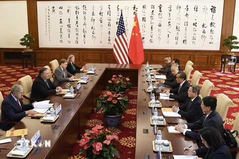Ngoại trưởng Mỹ Mike Pompeo (thứ 2, trái) và người đồng cấp Trung Quốc Vương Nghị (thứ 4, phải) tại cuộc gặp ở Bắc Kinh ngày 8/10. (Ảnh: AFP/TTXVN)