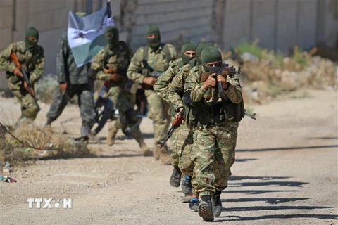 Các tay súng nổi dậy thuộc Liên minh Mặt trận giải phóng quốc gia trong một buổi diễn tập tại Idlib, Syria ngày 11/9. (Ảnh: AFP/TTXVN)