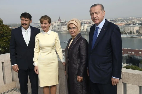 Tổng thống Thổ Nhĩ Kỳ Tayyip Erdogan (ngoài cùng bên phải) và Thủ tướng Viktor Orban (ngoài cùng bên trái). (Nguồn: apnews.com)