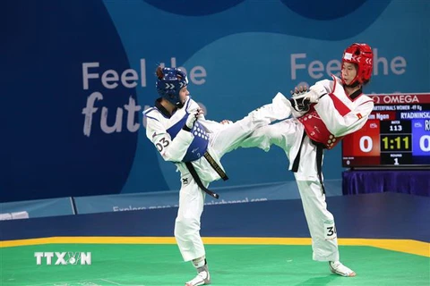 Hồ Thị Kim Ngân có một trận đấu cân sức với võ sỹ người Nga ở nội dung Taekwondo hạng dưới 49kg. (Ảnh: Hoài Nam/TTXVN)