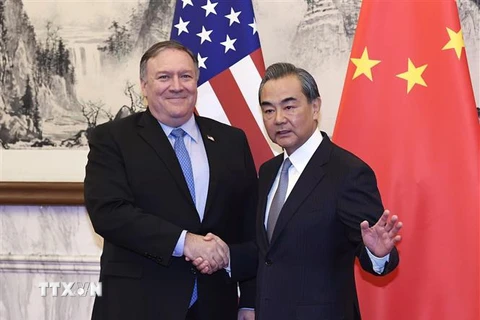 Ngoại trưởng Mỹ Mike Pompeo (trái) và người đồng cấp Trung Quốc Vương Nghị tại cuộc gặp ở Bắc Kinh. (Ảnh: AFP/TTXVN)
