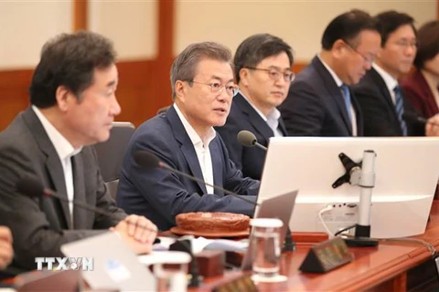Tổng thống Hàn Quốc Moon Jae-in (thứ 2, trái) trong cuộc họp nội các ở thủ đô Seoul ngày 8/10. (Ảnh: Yonhap/TTXVN)