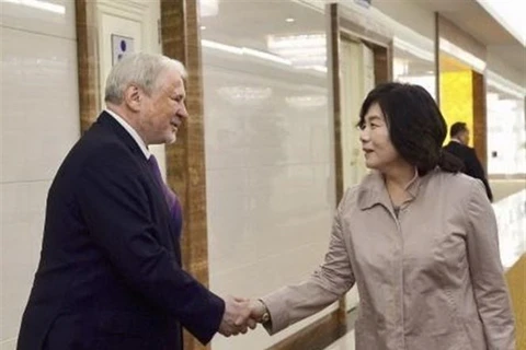 Thứ trưởng Ngoại giao Triều Tiên Choe Son-hui (phải) tại cuộc gặp một quan chức của Đại sứ quán Nga ở sân bay quốc tế Bình Nhưỡng, trước khi khởi hành chuyến thăm Nga và Trung Quốc ngày 4/10. (Ảnh: Kyodo/TTXVN) 