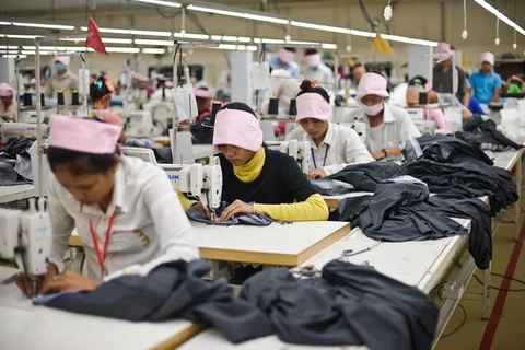 Sản xuất hàng may mặc xuất khẩu tại Campuchia. (Nguồn: hrw.org)