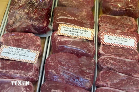 Thịt bò được bày bán tại một khu chợ ở Washington, DC, Mỹ. (Ảnh: AFP/TTXVN)