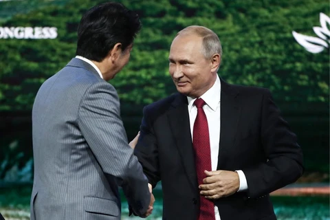 Tổng thống Nga Vladimir Putin và Thủ tướng Nhật Bản Shinzo Abe tại Vladivostok ngày 12/9. (Nguồn: Reuters)