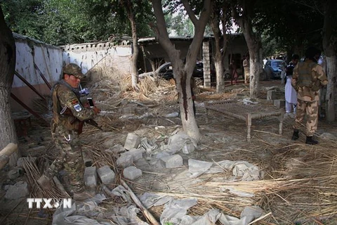 Lực lượng an ninh Afghanistan điều tra tại hiện trường vụ tấn công nhằm vào một địa điểm vận động tranh cử ở tỉnh Nangarhar. (Ảnh: THX/TTXVN)
