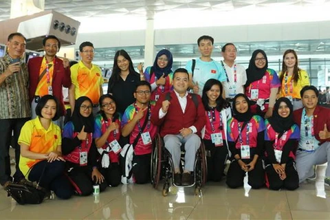 Tham tán Đại sứ quán Việt Nam tại Indonesia Trần Minh Cừ chụp ảnh lưu niệm cùng đoàn thể thao người khuyết tật Việt Nam. (Ảnh: Hải Ngọc/TTXVN)