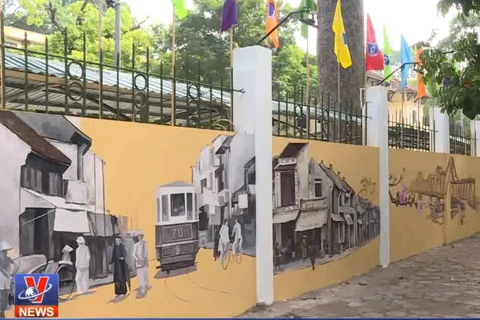 [Video] Tranh bích họa vẽ trên tường bao quanh THPT Phan Đình Phùng