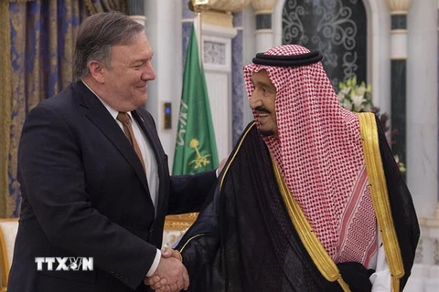 Ngoại trưởng Mỹ Mike Pompeo (trái) hội kiến Quốc vương Saudi Arabia Salman (phải) tại Riyadh ngày 16/10. (Ảnh: AFP/TTXVN)