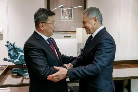 Thủ tướng Ukhnaa Khurelsukh (trái) và Bộ trưởng Quốc phòng Nga Sergei Shoygu. (Nguồn: urdupoint.com)