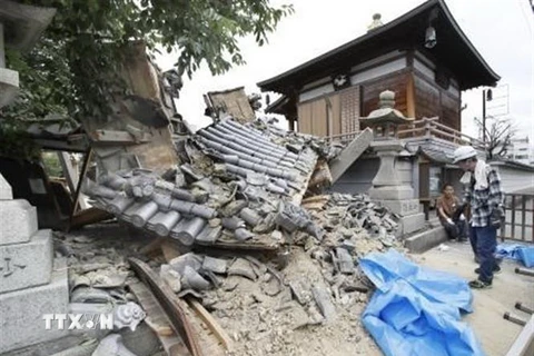 Cảnh đổ nát tại đền Myotokuji, tỉnh Osaka, Nhật Bản sau trận động đất ngày 18/6. (Ảnh: Kyodo/TTXVN)