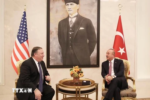 Ngoại trưởng Mỹ Mike Pompeo (trái) trong cuộc gặp người đồng cấp Thổ Nhĩ Kỳ Mevlut Cavusoglu, thảo luận về vụ nhà báo Saudi Arabia Jamal Khashoggi mất tích, tại Ankara ngày 17/10/2018. (Ảnh: AFP/TTXVN)