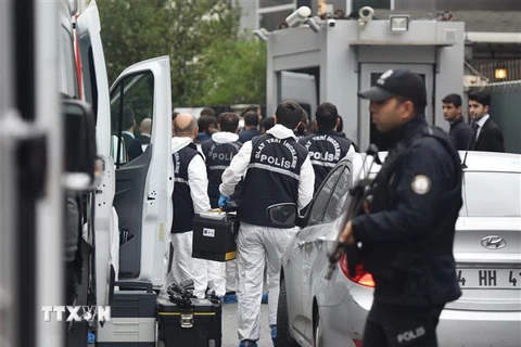 Cảnh sát Thổ Nhĩ Kỳ chuẩn bị khám xét tư dinh của Tổng lãnh sự Saudi Arabia tại Istanbul, ông Mohammed al-Otaibi, ngày 17/10/2018. (Ảnh: THX/TTXVN)