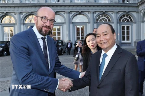 Thủ tướng Bỉ Charles Michel đón Thủ tướng Nguyễn Xuân Phúc. (Ảnh: Thống Nhất/TTXVN)