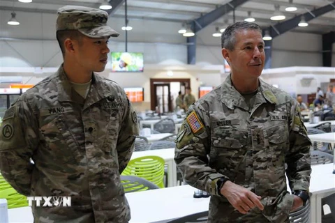 Tướng Austin Scott Miller (phải). (Ảnh: AFP/TTXVN)