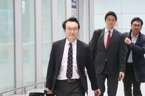 Trưởng đoàn đàm phán sáu bên về vấn đề hạt nhân Triều Tiên của Hàn Quốc Lee Do-hoon (phái trước). (Nguồn: koreaherald.com)
