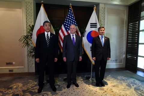 Bộ trưởng Quốc phòng Nhật Bản Takeshi Iwaya (trái), người đồng cấp James Mattis của Mỹ (giữa) và Jeong Kyeong Doo của Hàn Quốc (phải). (Nguồn: dvidshub.net)