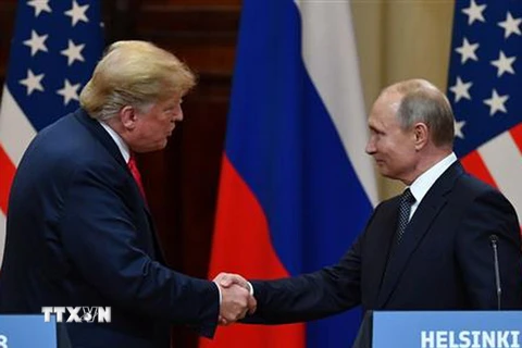 Tổng thống Mỹ Donald Trump (trái) và Tổng thống Nga Vladimir Putin tại hội nghị thượng đỉnh ở Helsinki, Phần Lan ngày 16/7/2018. (Ảnh: AFP/TTXVN)